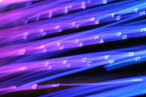 Lumières de couleurs violettes et bleues qui reflètent des lettres